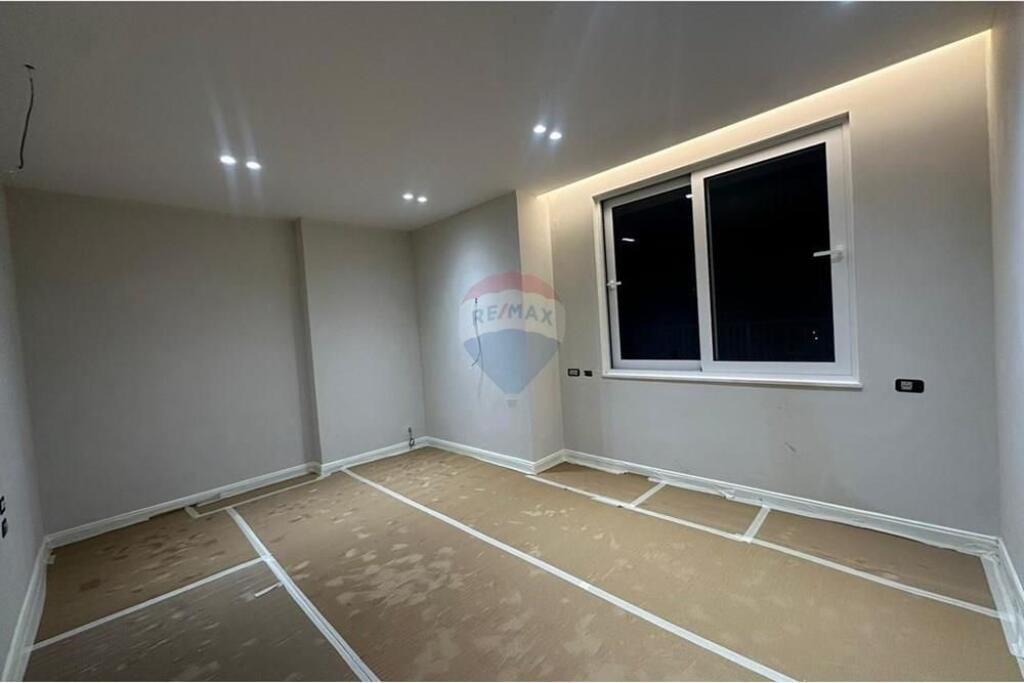 Shitet apartament 3+1 te Ish Ekspozita