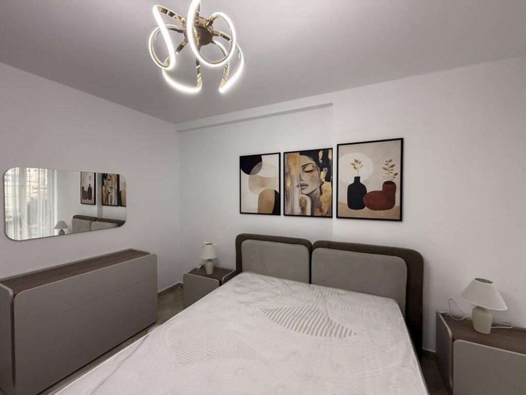 Jepet me qira 2+1 apartament tek Rruga e Barrikadavee!!!