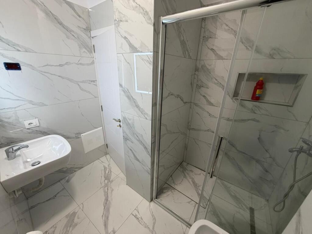 🏡 Jepet me qira apartament 2+1+2  + parking 📍 Rruga 5 Maji, Tiranë