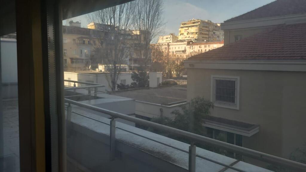 Affittasi locale commerciale 3+1+2 + 28 m2 veranda (Sky towers)
