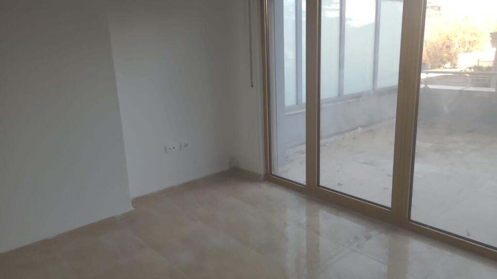 Affittasi locale commerciale 3+1+2 + 28 m2 veranda (Sky towers)
