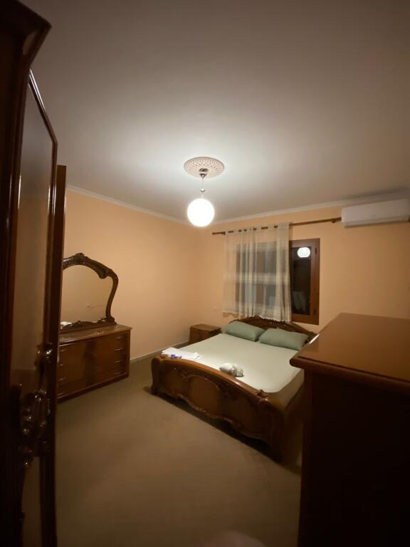 Kat 1 i nje vile me qera prane 3shit