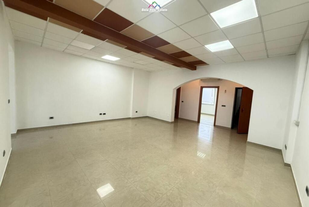 Zyre Me Qera Tek Blloku (ID BZ2463) Tirane.