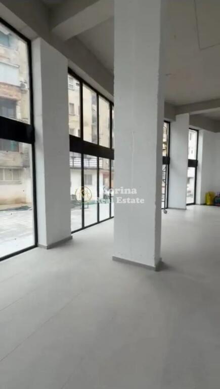Affitto | Ambiente Commerciale | Brryli | 4500 €/mese
