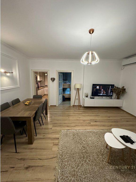 APARTAMENT 2+1 ME QERA TE KOPSHTI BOTANIK, TIRANË.