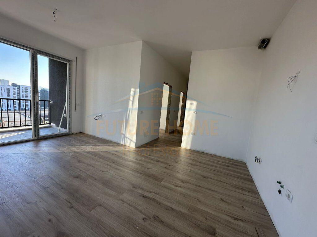 Shitet, Apartament 2+1+2, Rruga 5 Maji, Tiranë.