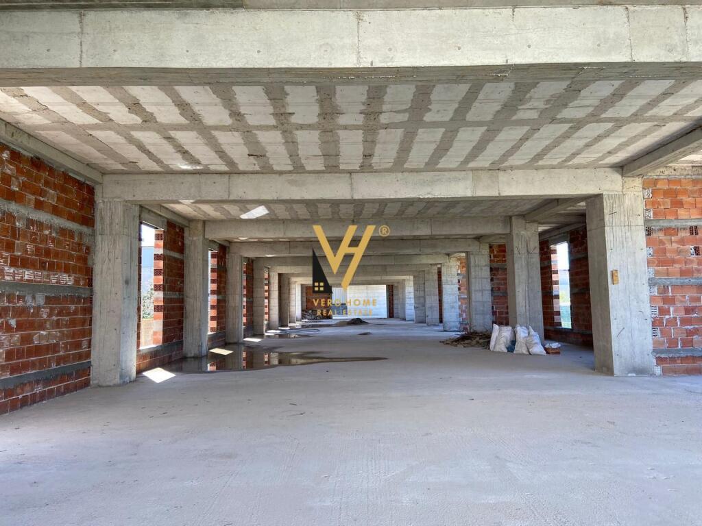 JEPET KAPANON 2.500 M2 ME QERA NE KAMEZ 8.000 EURO