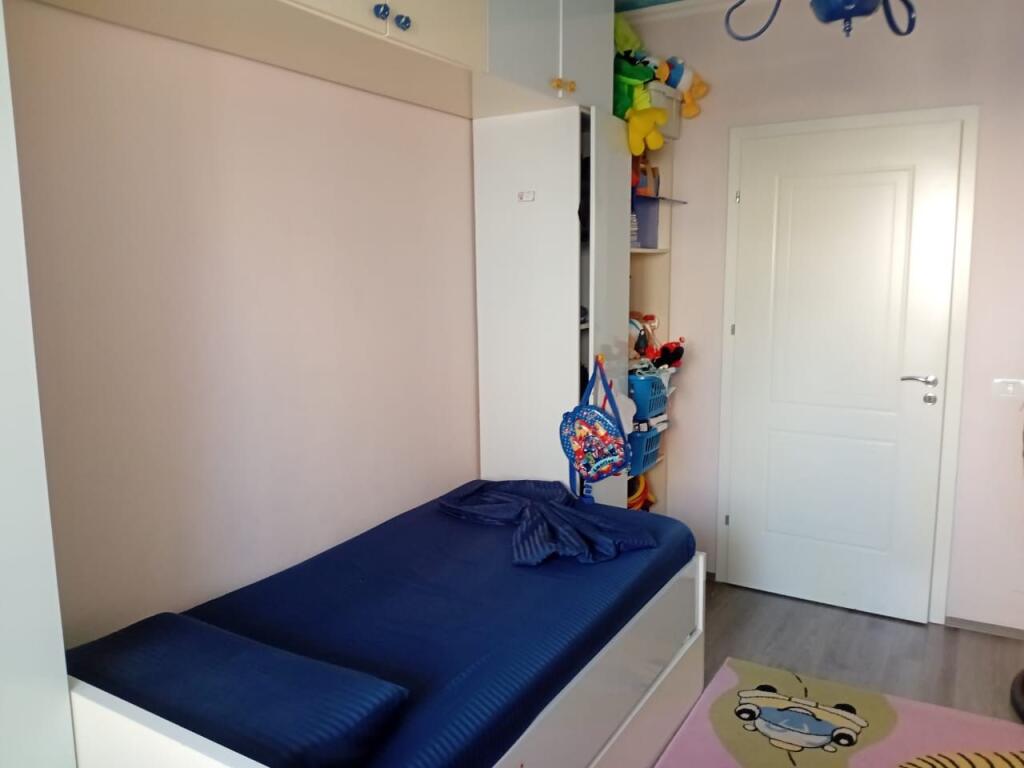Shitet apartament 2+1 tek Vila L