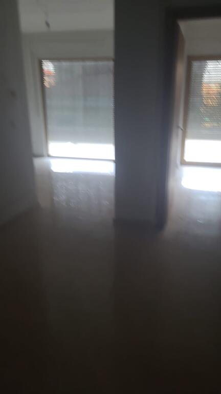 Affittasi locale commerciale 3+1+2 + 28 m2 veranda (Sky towers)
