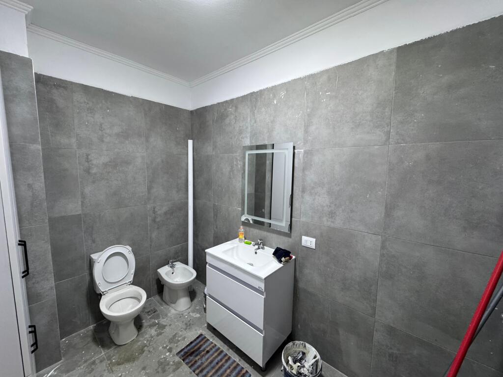 Appartamento 1+1 in vendita – Jordan Misja, vicino all'Università Beder  📍 Zona: Jordan Misja, molto vicino all'Università Beder 🏢 Piano: 1 🏗️ Nuovo edificio (2025) con ascensore 📐 Superficie: 60 m² 🛋️ Condizione: Parzialmente arredato 💶 Prezzo: 155.000 €