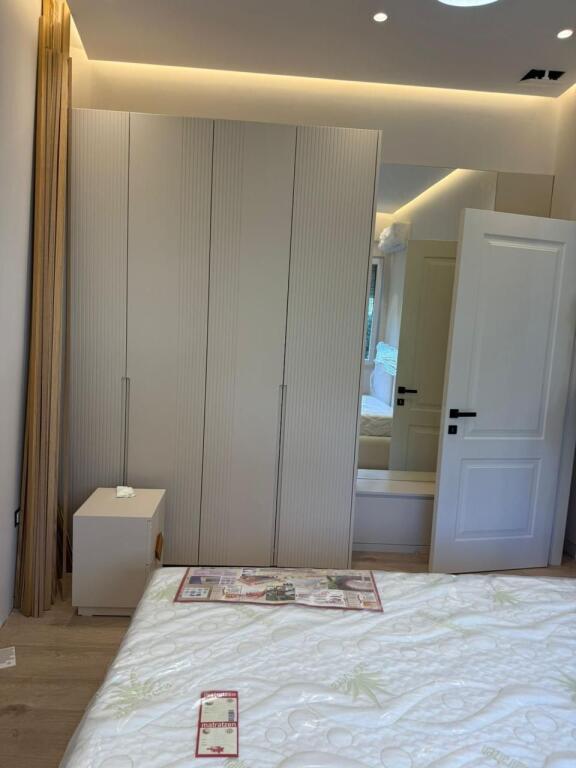 🏢Rruga e Dibres,prane Hotel Stela jepet me qera apartament 1+1,i mobiluar  65,000Leke