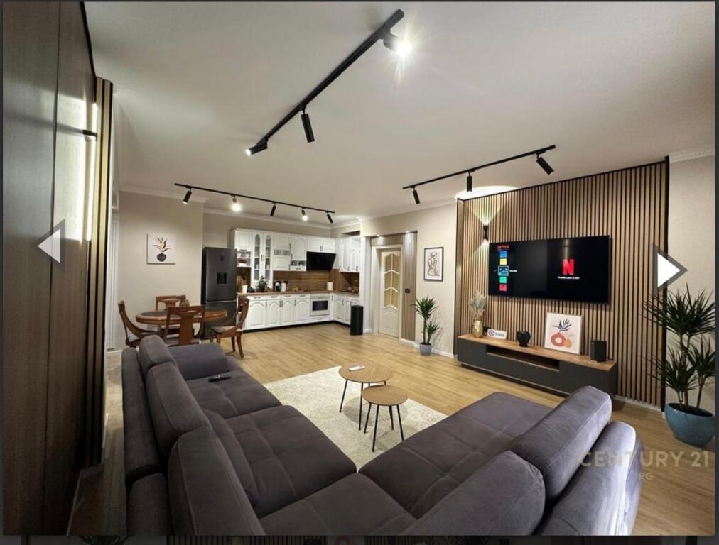 2+1,i mobiluar te sheshi wilson,1500 euro