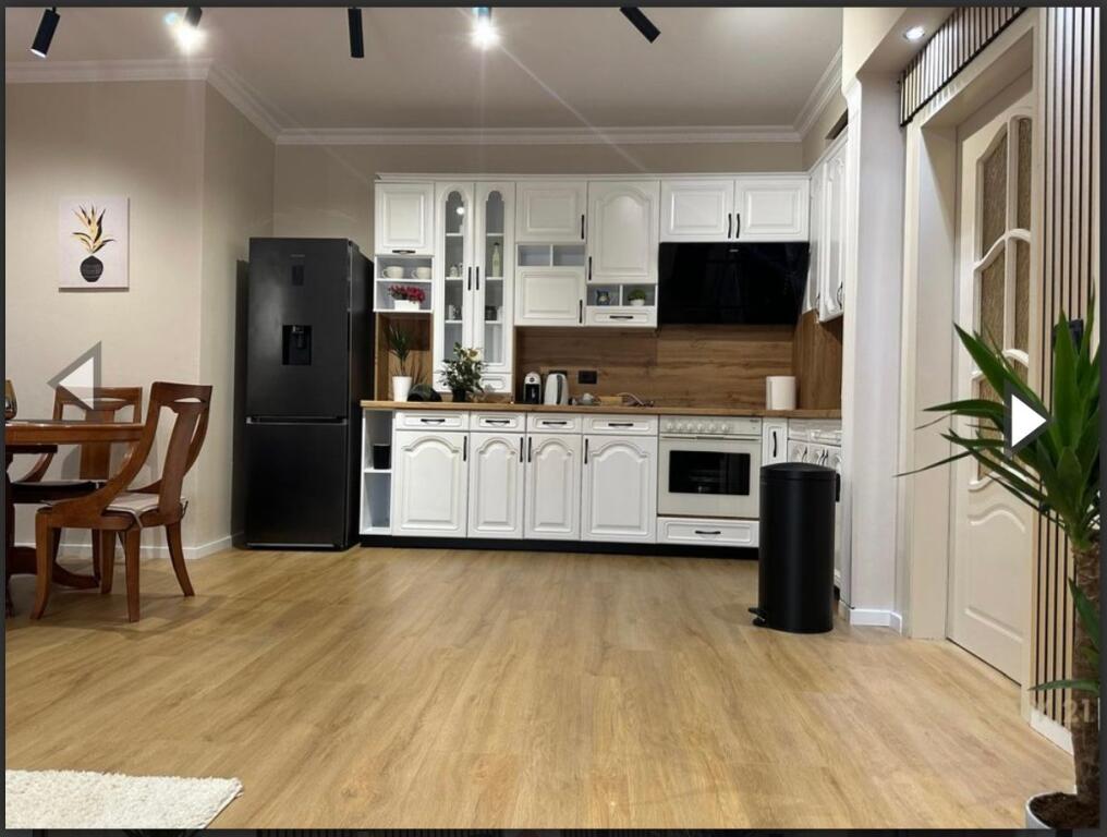 2+1,i mobiluar te sheshi wilson,1500 euro