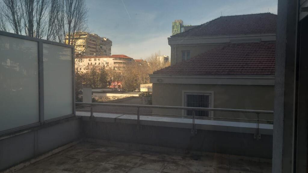 Affittasi locale commerciale 3+1+2 + 28 m2 veranda (Sky towers)
