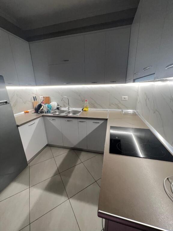 Apartament 1+1, Astir!