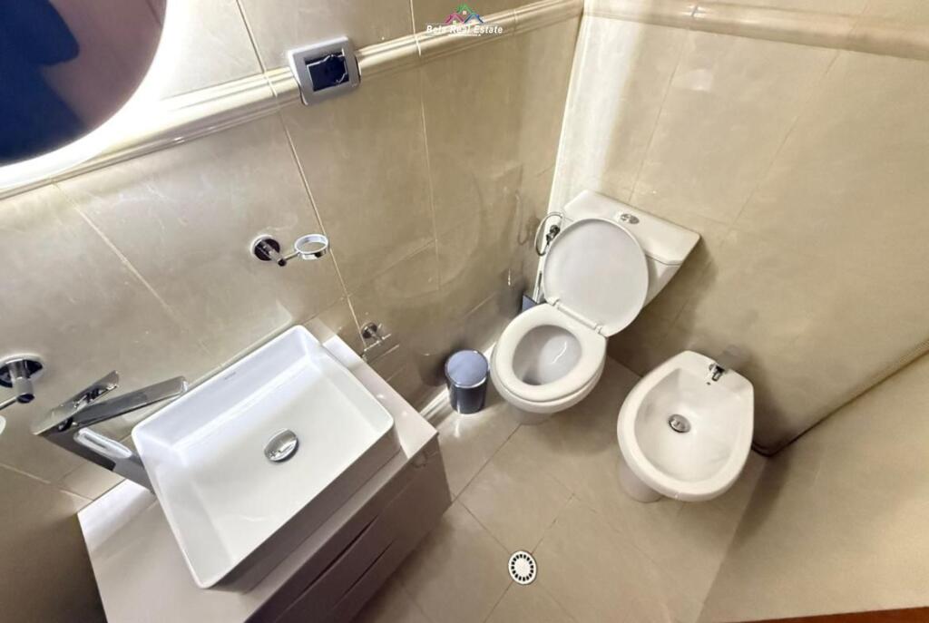 Zyre Me Qera Tek Blloku (ID BZ2463) Tirane.