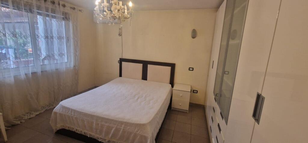 Jepet me qera vile 2-kateshe te Brryli.