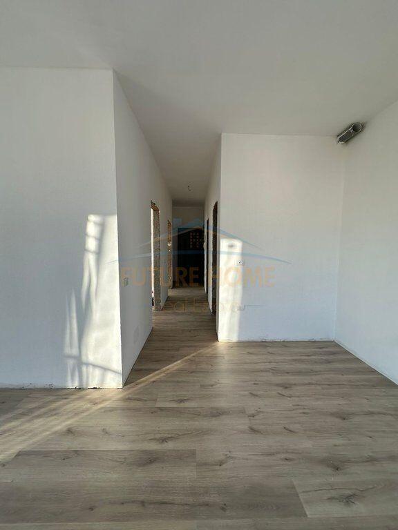 Shitet, Apartament 2+1+2, Rruga 5 Maji, Tiranë.