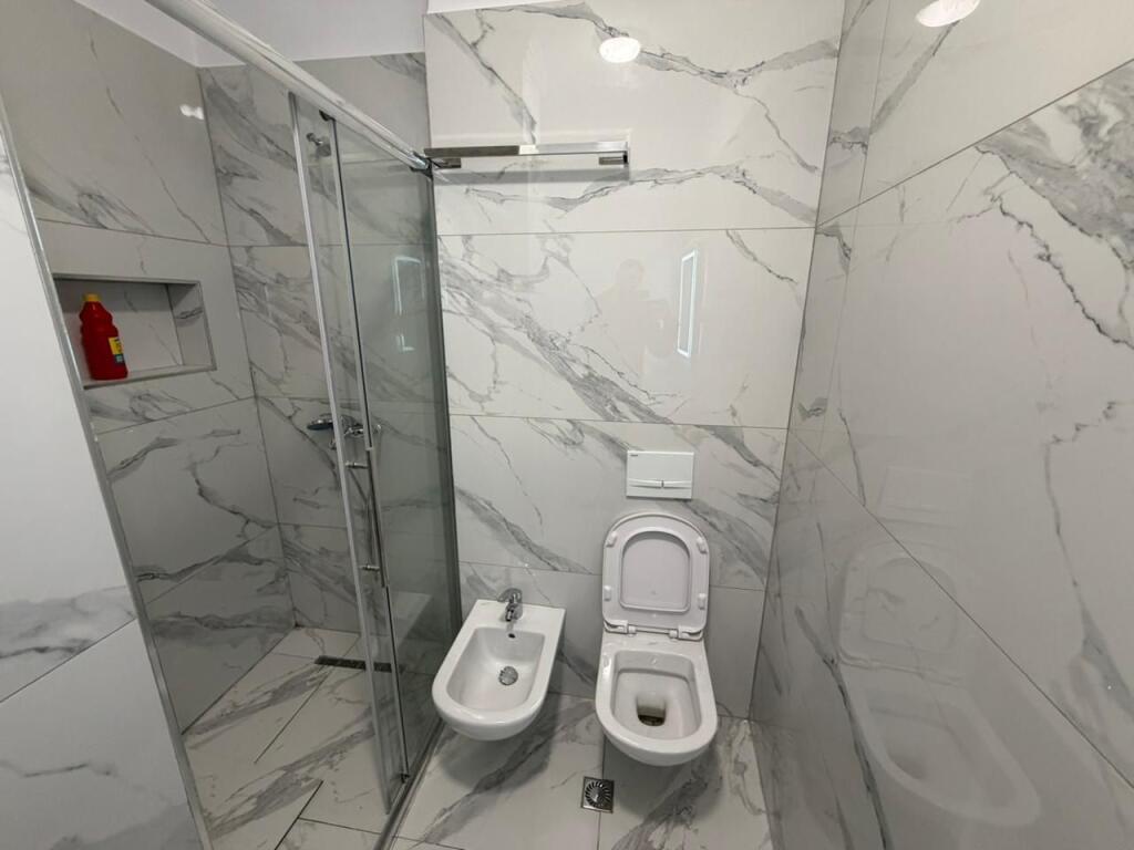 🏡 Jepet me qira apartament 2+1+2  + parking 📍 Rruga 5 Maji, Tiranë