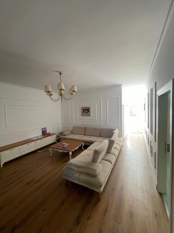 Jepet me qera apartament 3+1+2 ne Bllok