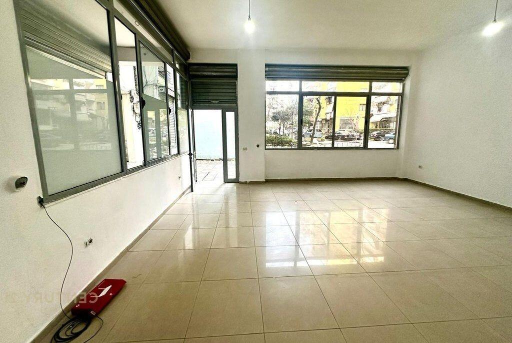 Dyqan Shitje në Yzberisht, Tiranë