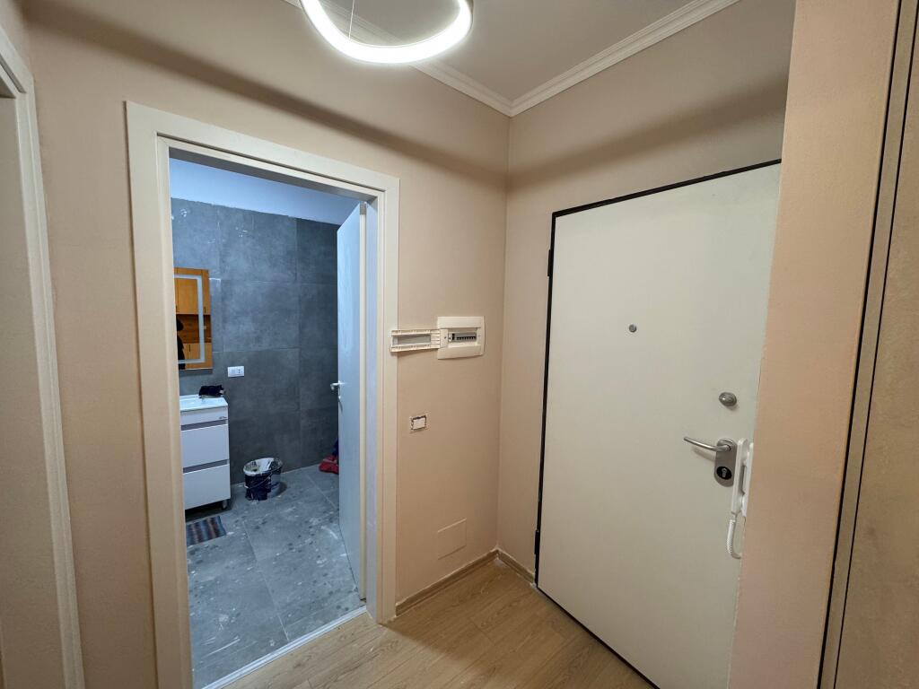 Appartamento 1+1 in vendita – Jordan Misja, vicino all'Università Beder  📍 Zona: Jordan Misja, molto vicino all'Università Beder 🏢 Piano: 1 🏗️ Nuovo edificio (2025) con ascensore 📐 Superficie: 60 m² 🛋️ Condizione: Parzialmente arredato 💶 Prezzo: 155.000 €