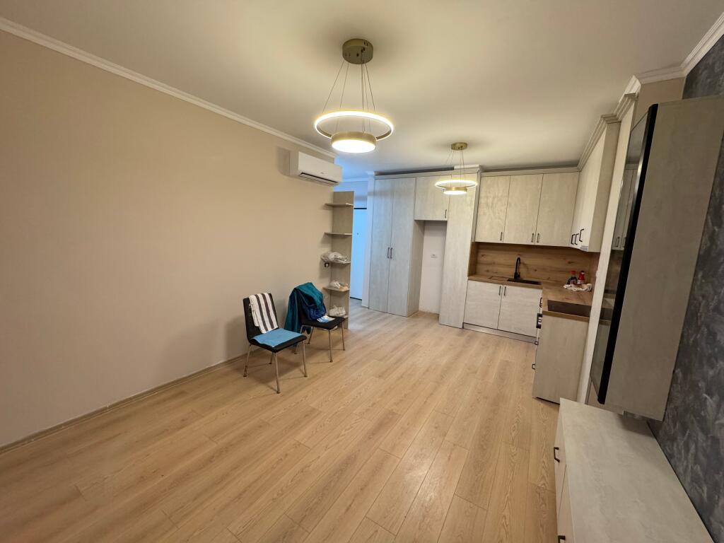 Appartamento 1+1 in vendita – Jordan Misja, vicino all'Università Beder  📍 Zona: Jordan Misja, molto vicino all'Università Beder 🏢 Piano: 1 🏗️ Nuovo edificio (2025) con ascensore 📐 Superficie: 60 m² 🛋️ Condizione: Parzialmente arredato 💶 Prezzo: 155.000 €