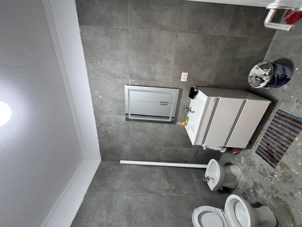 Appartamento 1+1 in vendita – Jordan Misja, vicino all'Università Beder  📍 Zona: Jordan Misja, molto vicino all'Università Beder 🏢 Piano: 1 🏗️ Nuovo edificio (2025) con ascensore 📐 Superficie: 60 m² 🛋️ Condizione: Parzialmente arredato 💶 Prezzo: 155.000 €