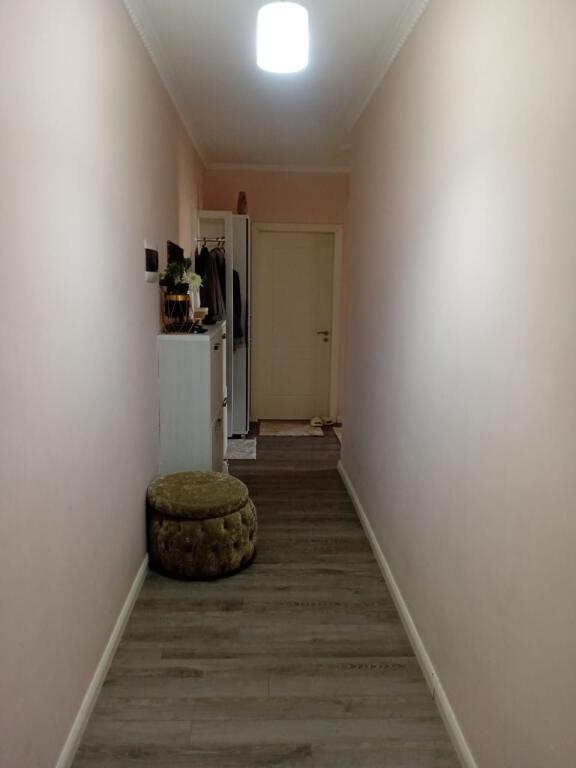 Shitet apartament 2+1 tek Vila L