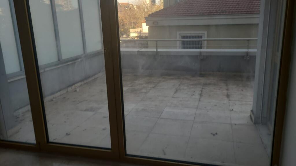 Affittasi locale commerciale 3+1+2 + 28 m2 veranda (Sky towers)
