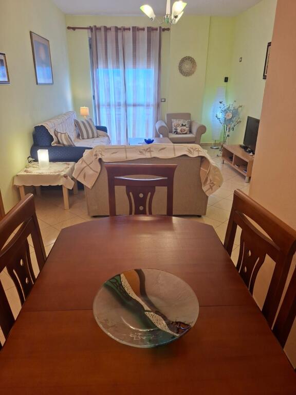 Jepet apartament 1+1 me qira tek Pallatet Cabej