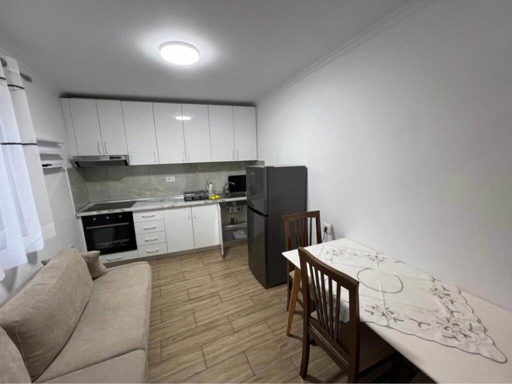 APARTAMENT ME QERA 1+1 RRUGA E BARRIKADAVE 55.000 LEKE