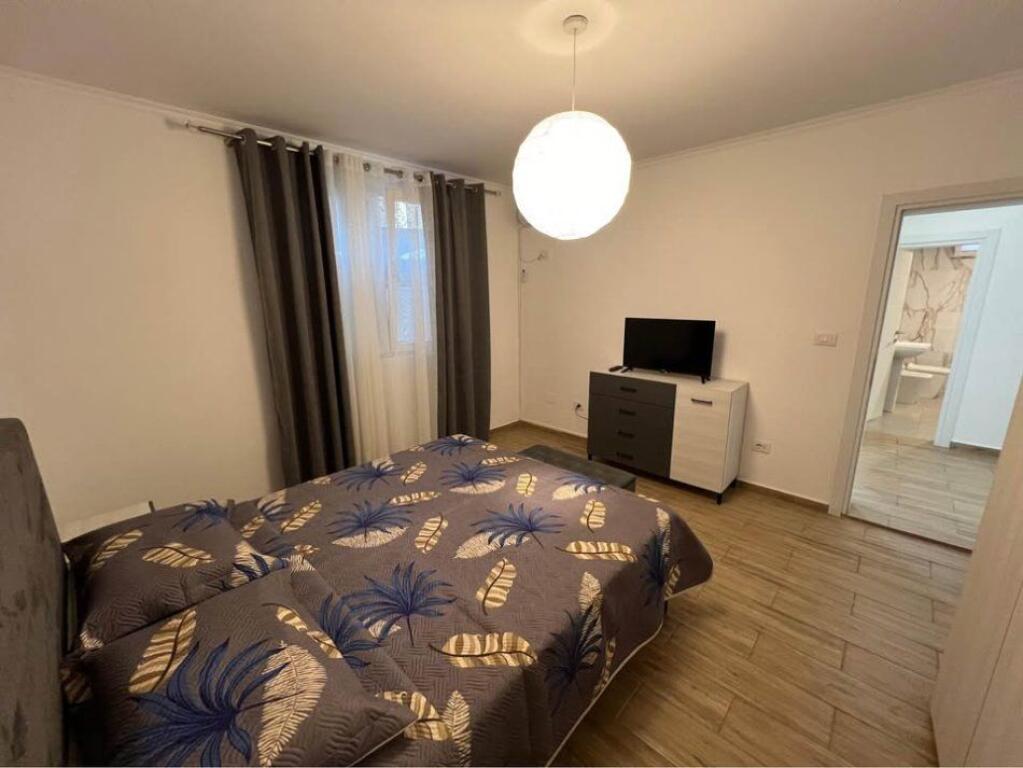 APARTAMENT ME QERA 1+1 RRUGA E BARRIKADAVE 55.000 LEKE
