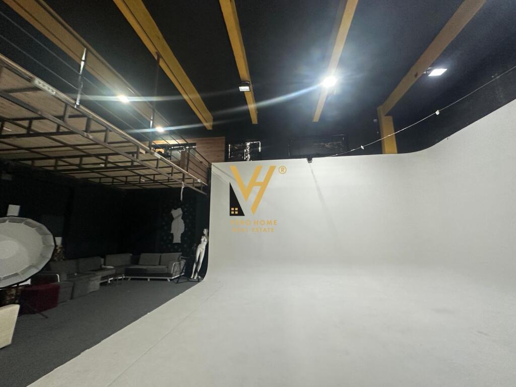 VENDESI COMMERCIALE 300 M2 IN AFFITTO A 5 MAJI 3.000 EURO