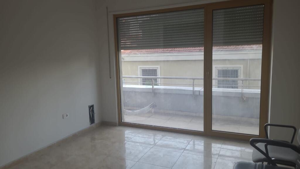 Affittasi locale commerciale 3+1+2 + 28 m2 veranda (Sky towers)
