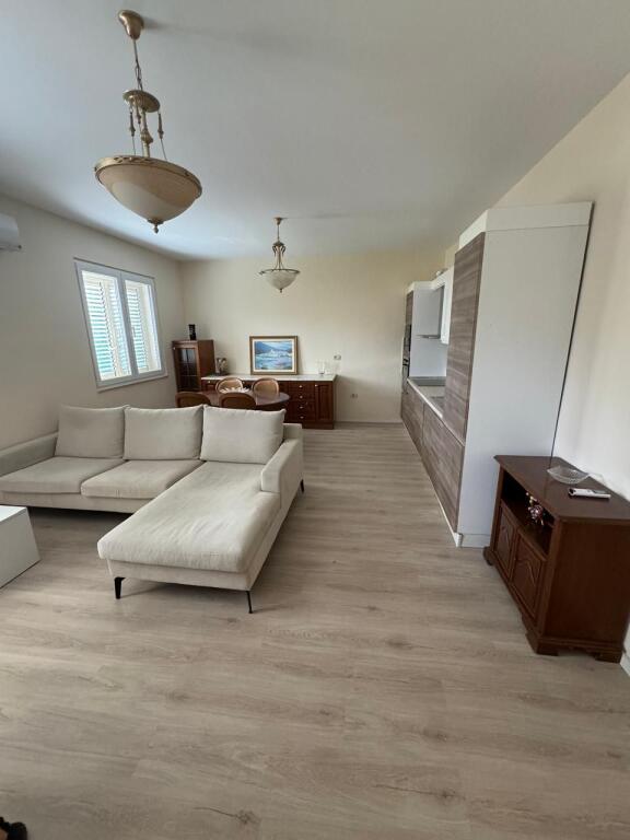 Jepet apartament 1+1 Rruga e Gjin Bue Shpata Stadiumi Dinamo!
