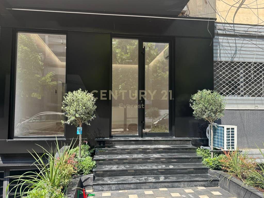 AMBIENT KOMERCIAL ME QIRA , SQUARE 21