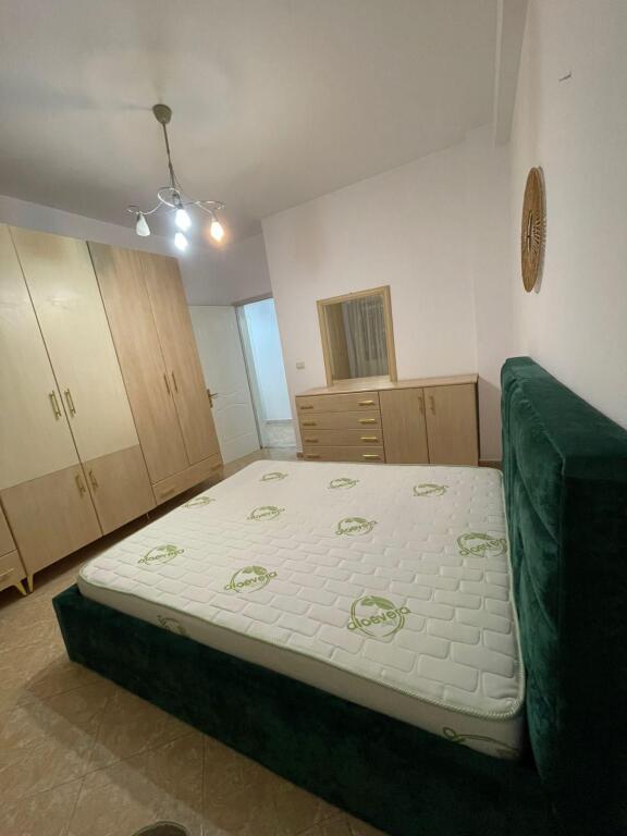 Apartament 2+1 per qira tek Komuna e Parisit.