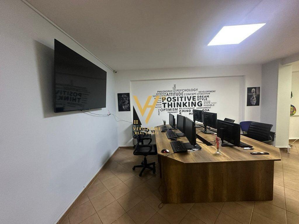 JEPET ZYRE 120 M2 ME QIRA TE ISH PARKU 80.000 LEKE