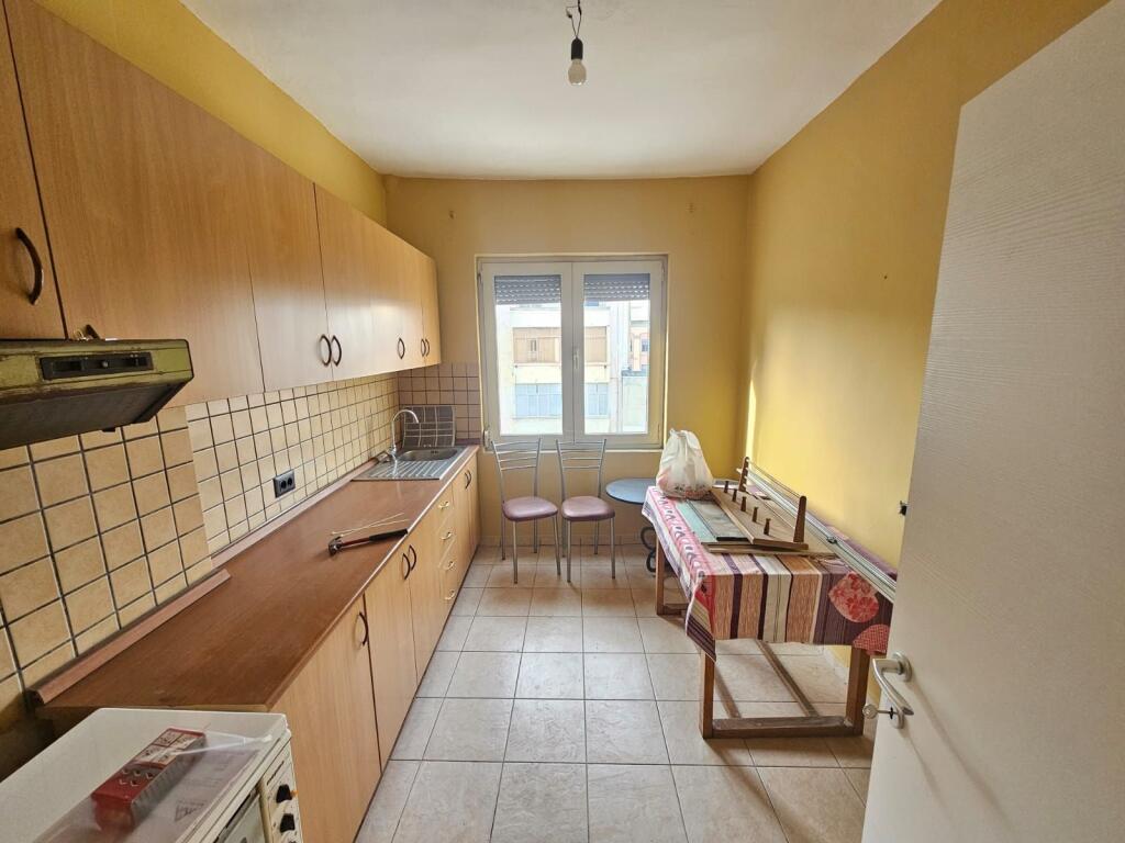 Ufficio in affitto in Via Kavaja (ID BZ2765) Tirana