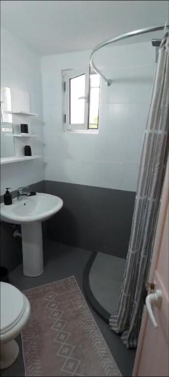 Shitet apartament Grasoniere, mbrapa Globe, Rruga e Kavajes.