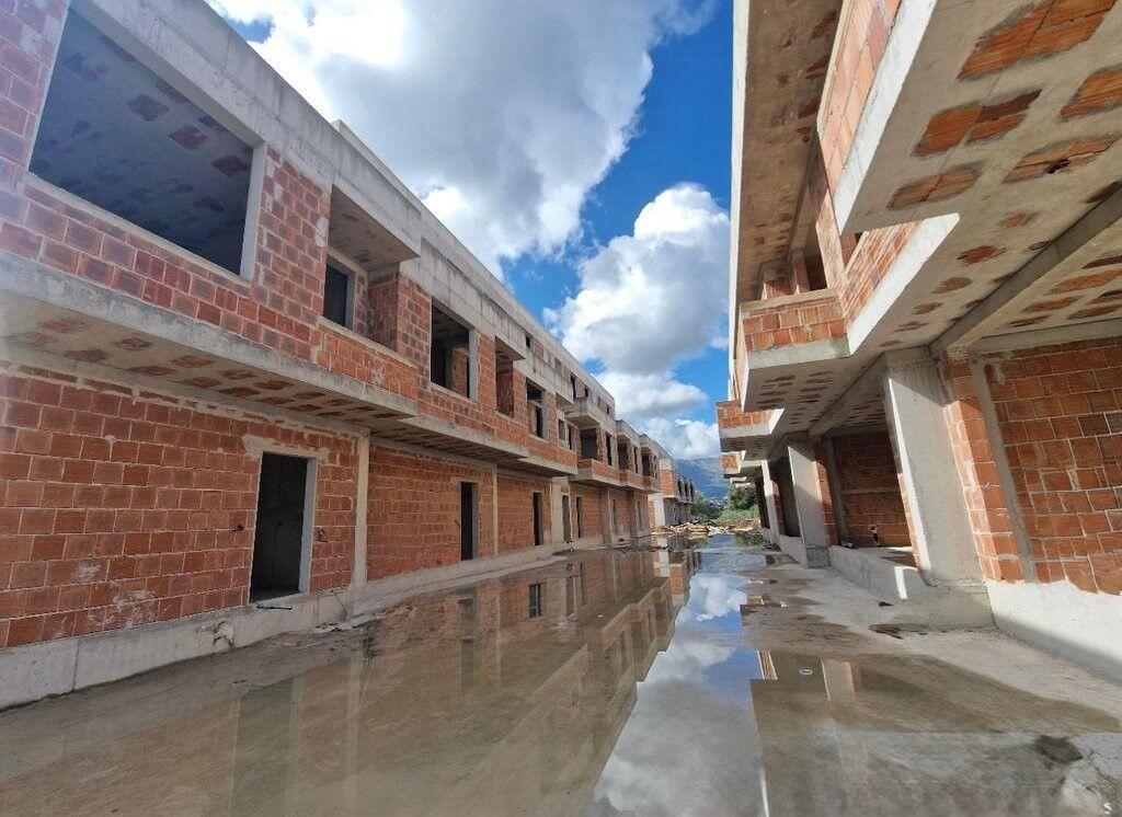 Villa in Vendita 2 Piani + 1 Piano Seminterrato – Mjull-Bathore!!