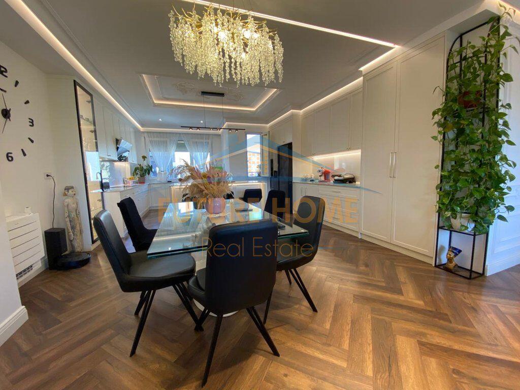 We have a 4+1 apartment with 3+2 parking spaces for sale in the "EURO 3D" Residence, Selitë.