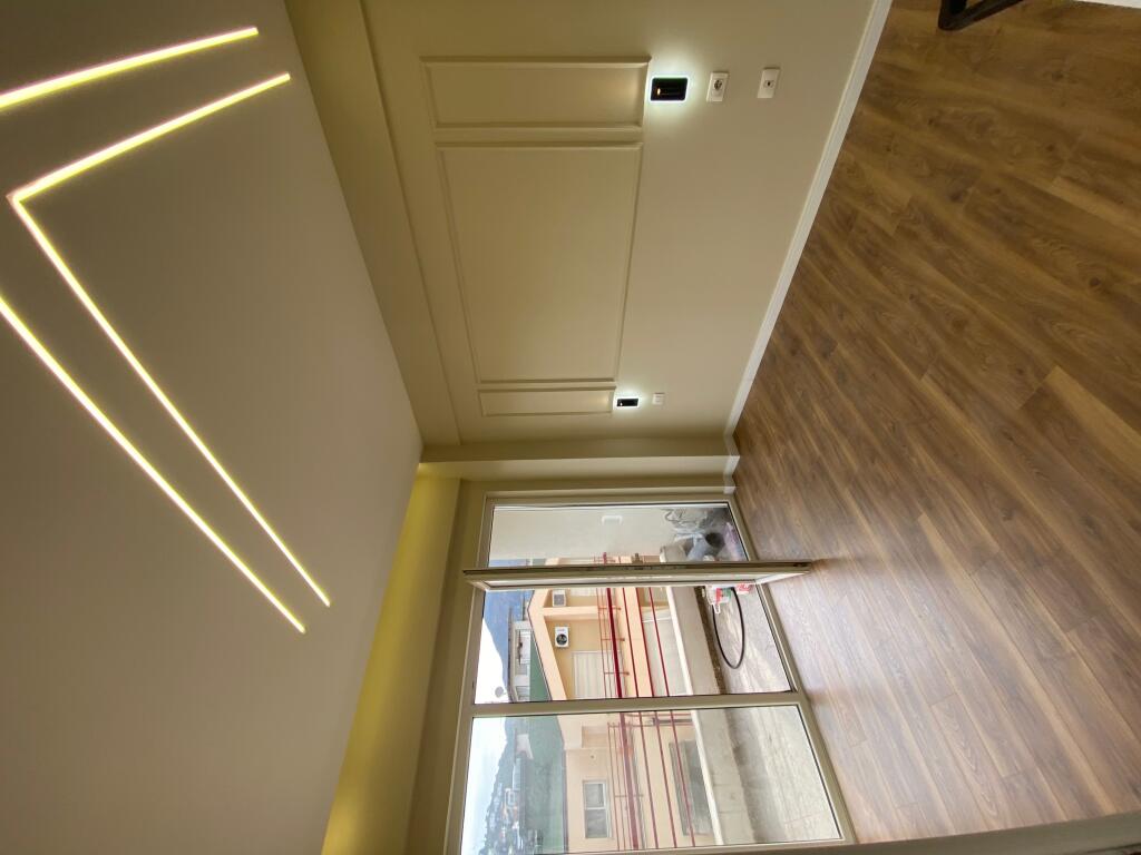 2+1,i mobiluar te liqeni i thate,buze rruge cmimi 750 euro