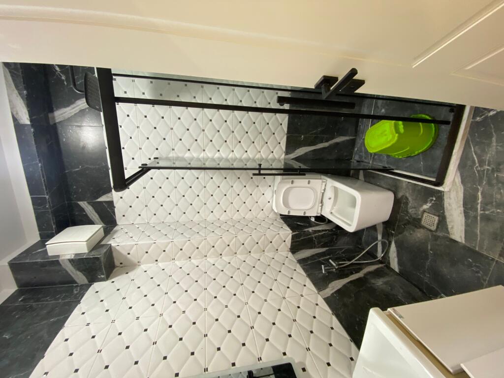 2+1,i mobiluar te liqeni i thate,buze rruge cmimi 750 euro