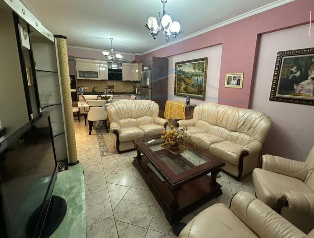 VENDESI APPARTAMENTO 2+1 VIA CONGRESSO DI MANASTIR