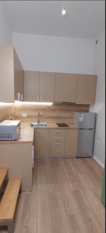 Shitet apartament Grasoniere, mbrapa Globe, Rruga e Kavajes.