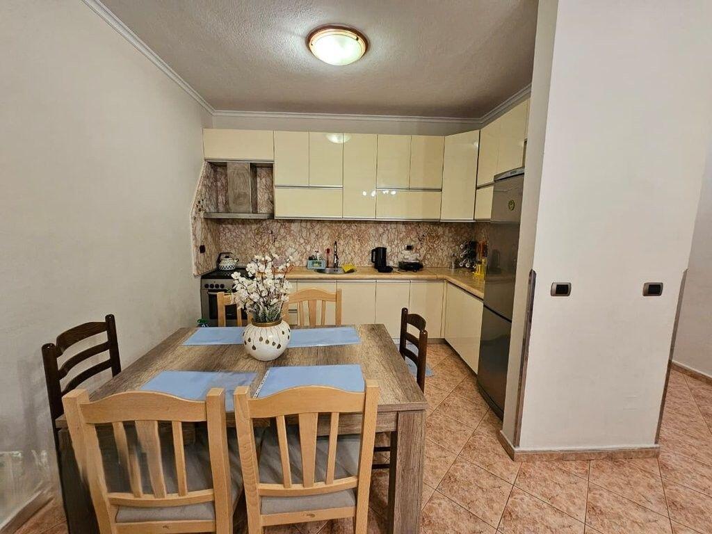 JEPET ME QIRA APARTAMENT 3+1+2 TE SHKOLLA E BALETIT!! 800 € /Muaj
