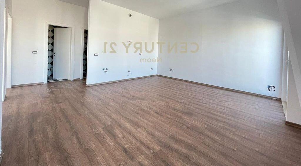 VENDESI APPARTAMENTO 2+1+2, PORTA TIRANA NUOVA.