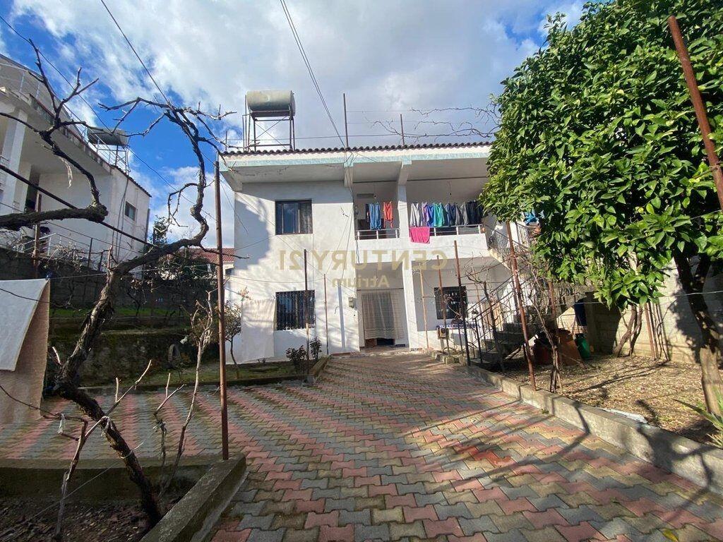 SHITET VILË 2 KATESHE + TRUALL PRANE SHINAVE TE TRENIT ME HIPOTEK.